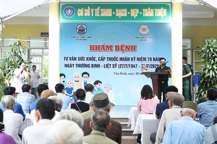 Khám bệnh, tư vấn sức khỏe và trao quà tri ân người có công tại xã Vân Đình