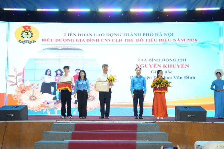 Gia đình Giám đốc Bệnh viện đa khoa Vân Đình được vinh danh “Gia đình công nhân, viên chức, lao động Thủ đô tiêu biểu” năm 2026