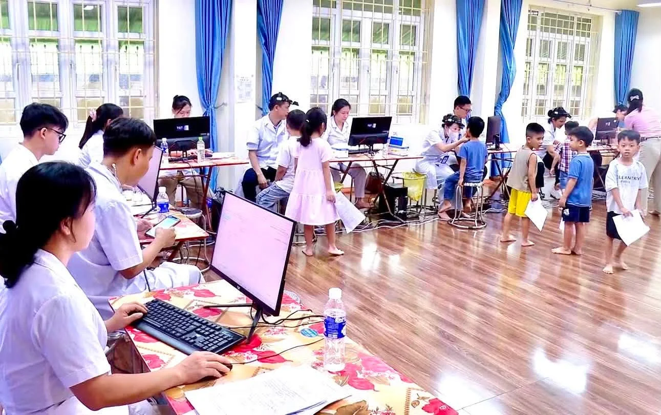 Bệnh viện Đa khoa Vân Đình phối hợp khám sức khỏe miễn phí cho trẻ em, học sinh xã Ứng Hòa